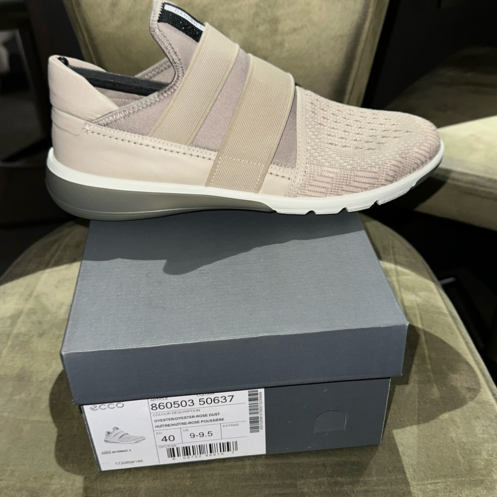 Brand New Women’s Ecco Intrinsic 2 sneaker size 9/9.5